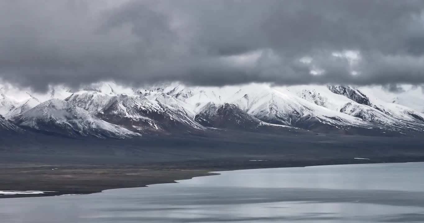 航拍西藏青藏高原羌塘无人区的雪山和湖泊视频素材