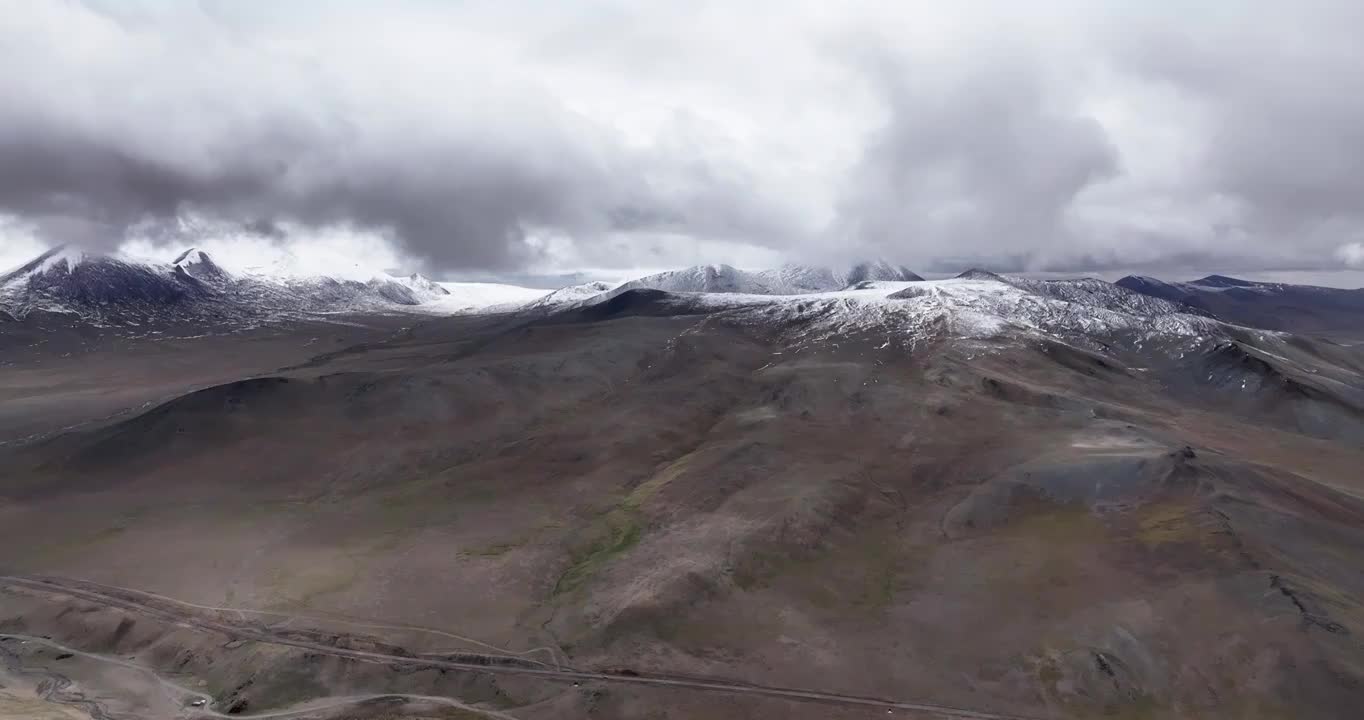 航拍西藏青藏高原羌塘无人区的雪山视频素材