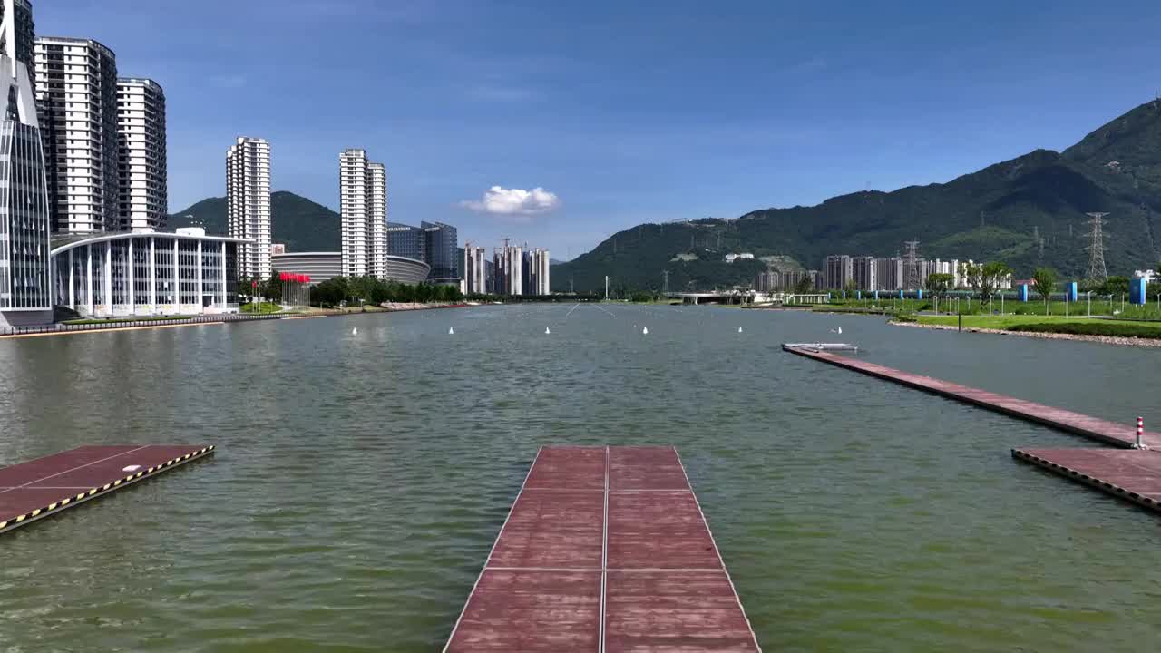 航拍蓝天白云下浙江温州亚运龙舟运动中心赛道视频下载