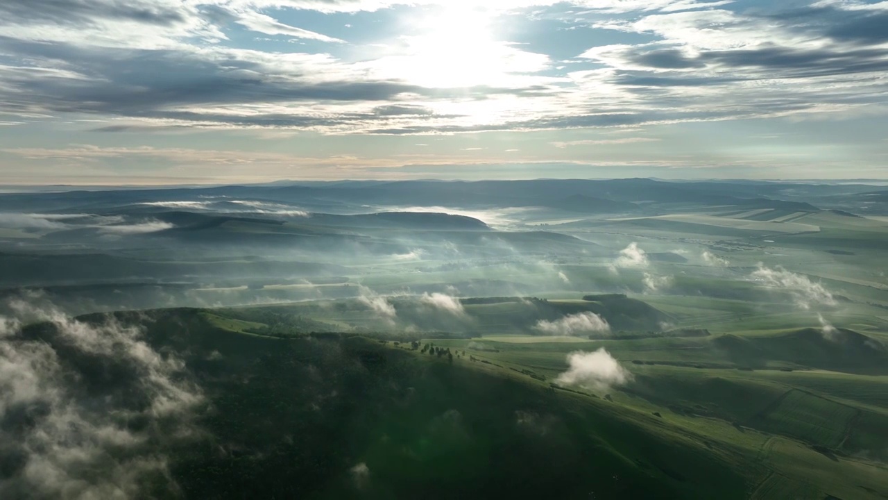 航拍呼伦贝尔山区层峦云雾朝阳视频下载
