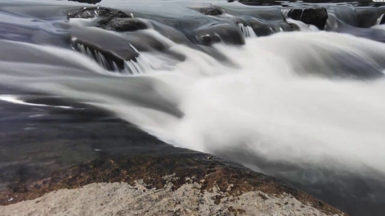 自然界的山泉水流动延时摄影视频下载
