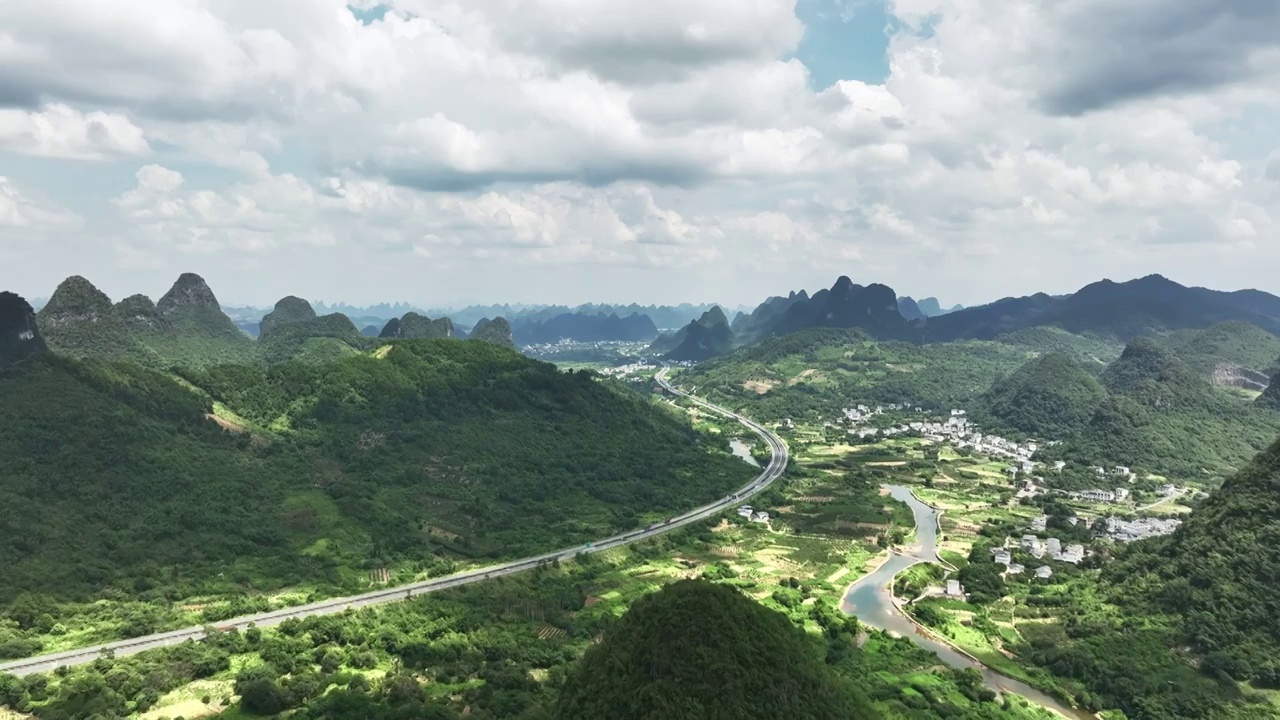 蓝天白云下桂林喀斯特地貌山谷中穿行的高速公路视频素材