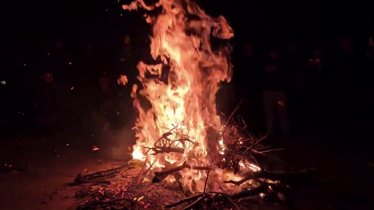 燃烧的火焰，夜晚的篝火，黑夜里的火光视频下载