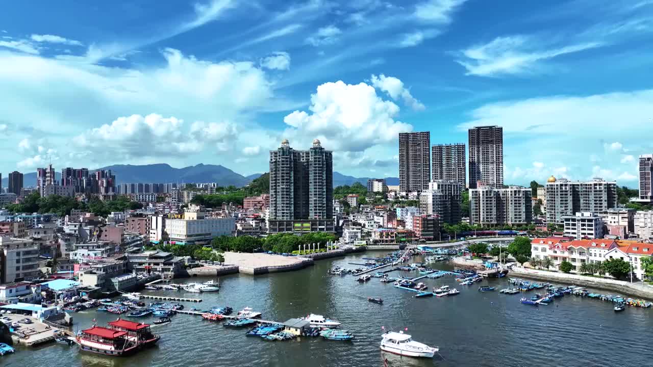 航拍广东惠州大亚湾澳头渔村渔船码头视频素材