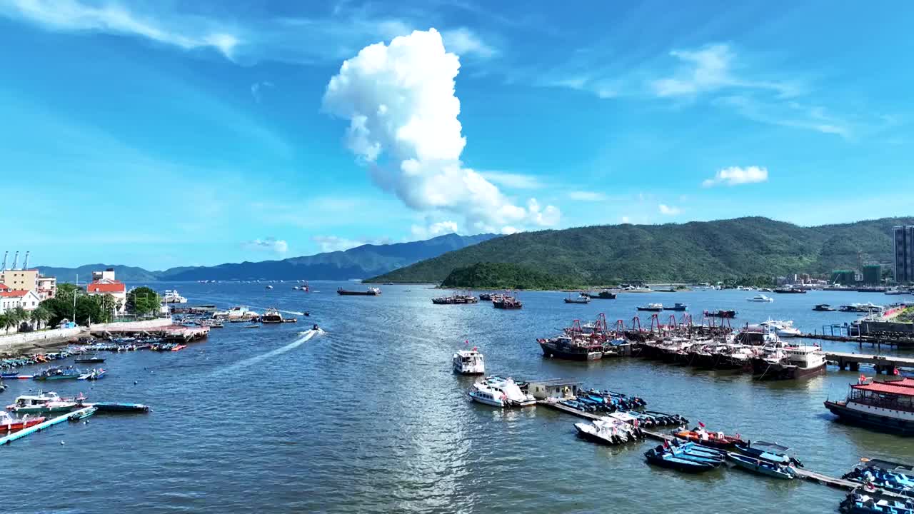 航拍广东惠州大亚湾澳头渔村渔船海景视频下载