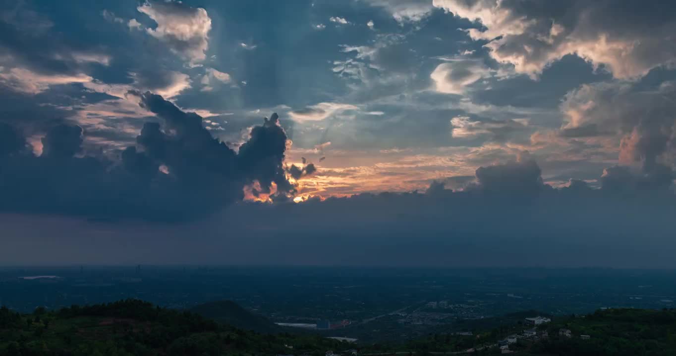 从龙泉山山俯瞰成都天府新区上空入夜时的云影变化视频下载