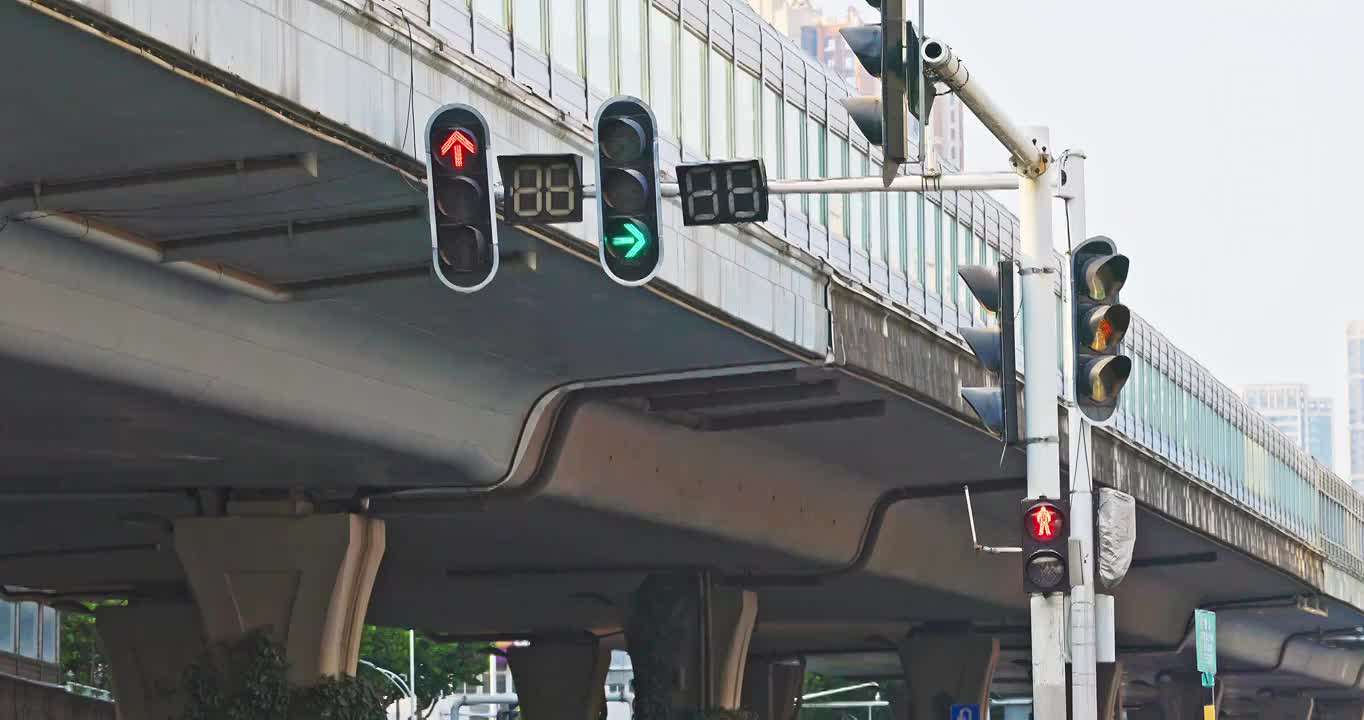 武汉市傍晚交通红绿灯倒计时特写视频素材