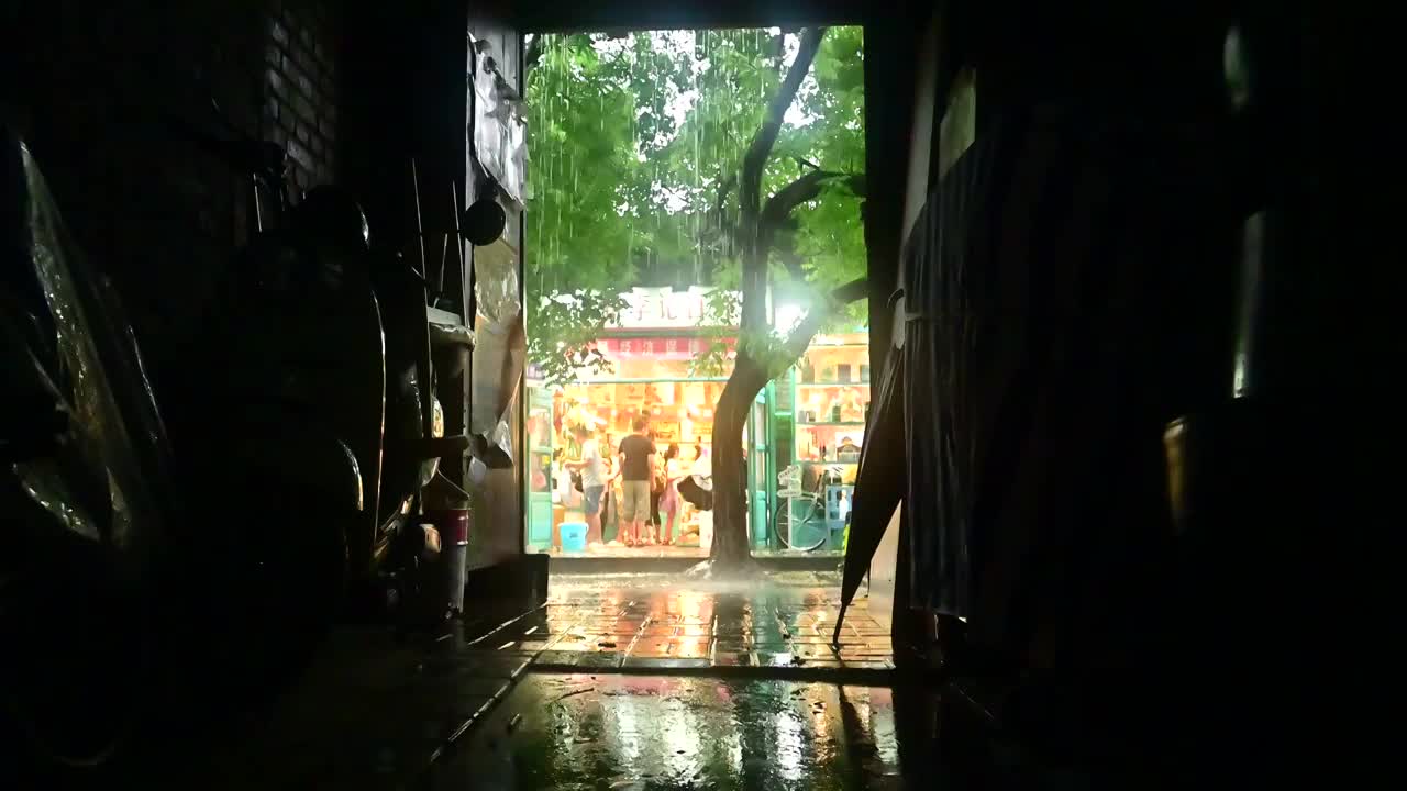 北京夏季下大雨胡同街道皇城古建筑视频下载