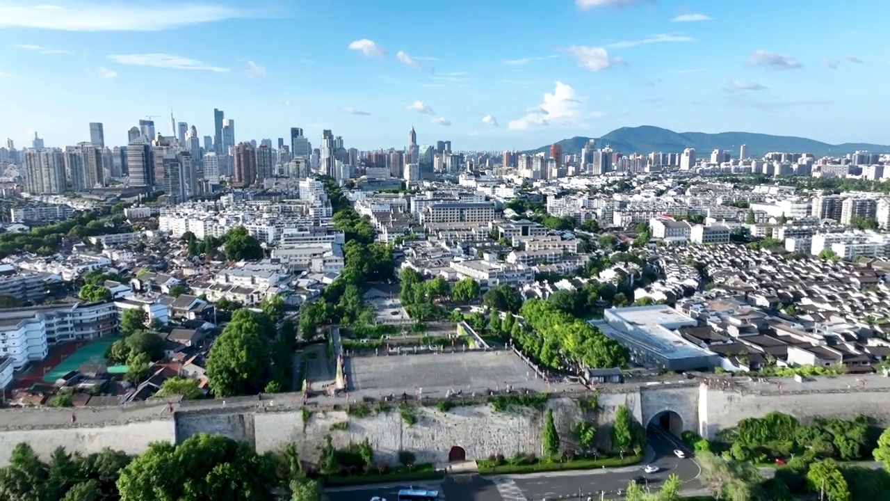 南京城市天际线和南京中华门城墙的航拍风光视频下载