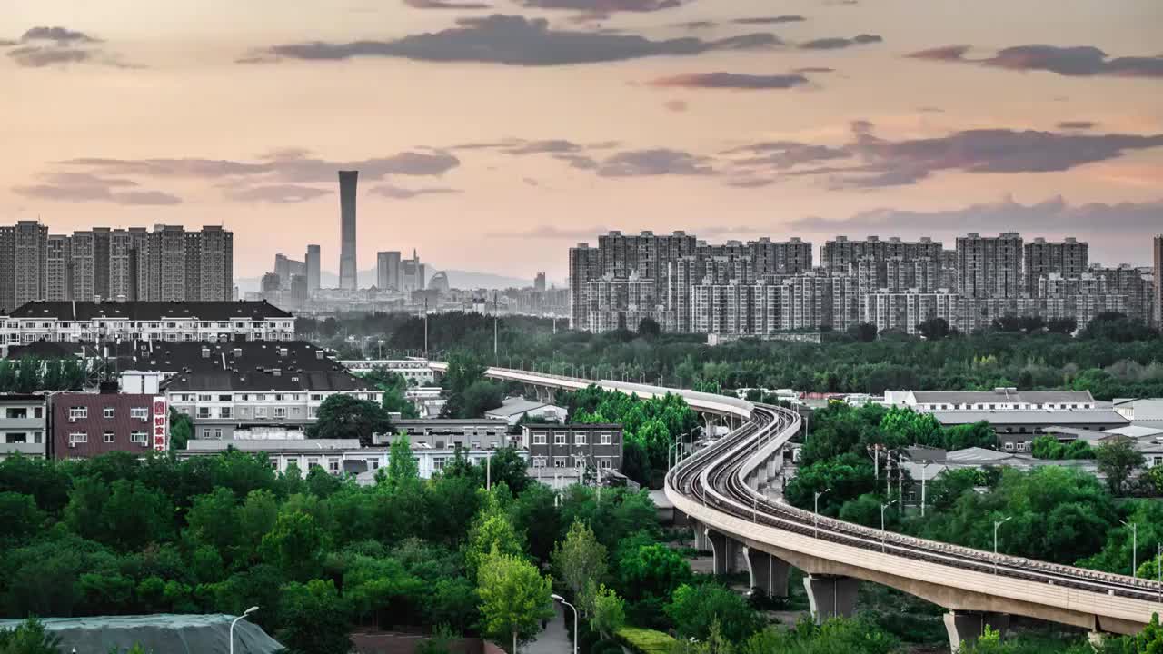 北京亦庄线小S弯国贸同框日转夜延时8K60视频下载