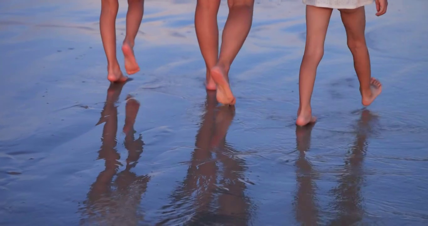 海边沙滩上快乐行走的一家人视频下载