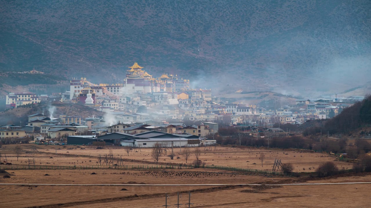 云南迪庆藏族自治州香格里拉松赞林寺日出延时摄影视频下载