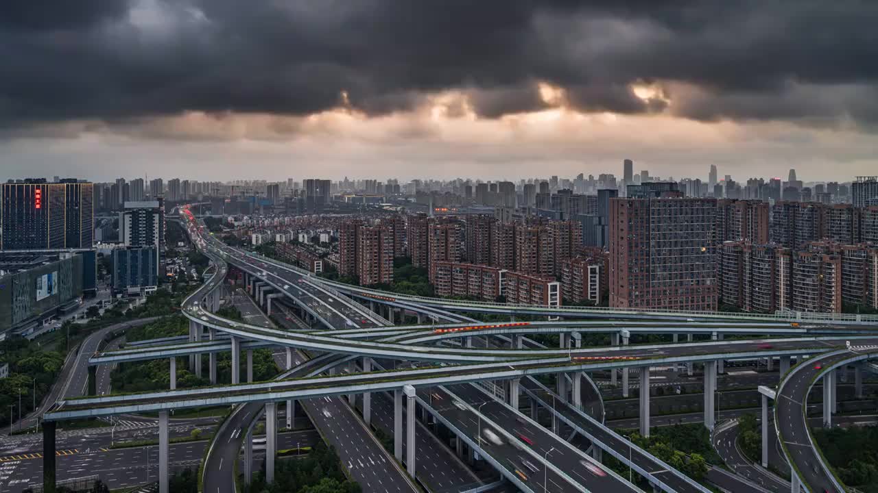 城市立交桥的车流与天空中的乌云延时视频视频下载