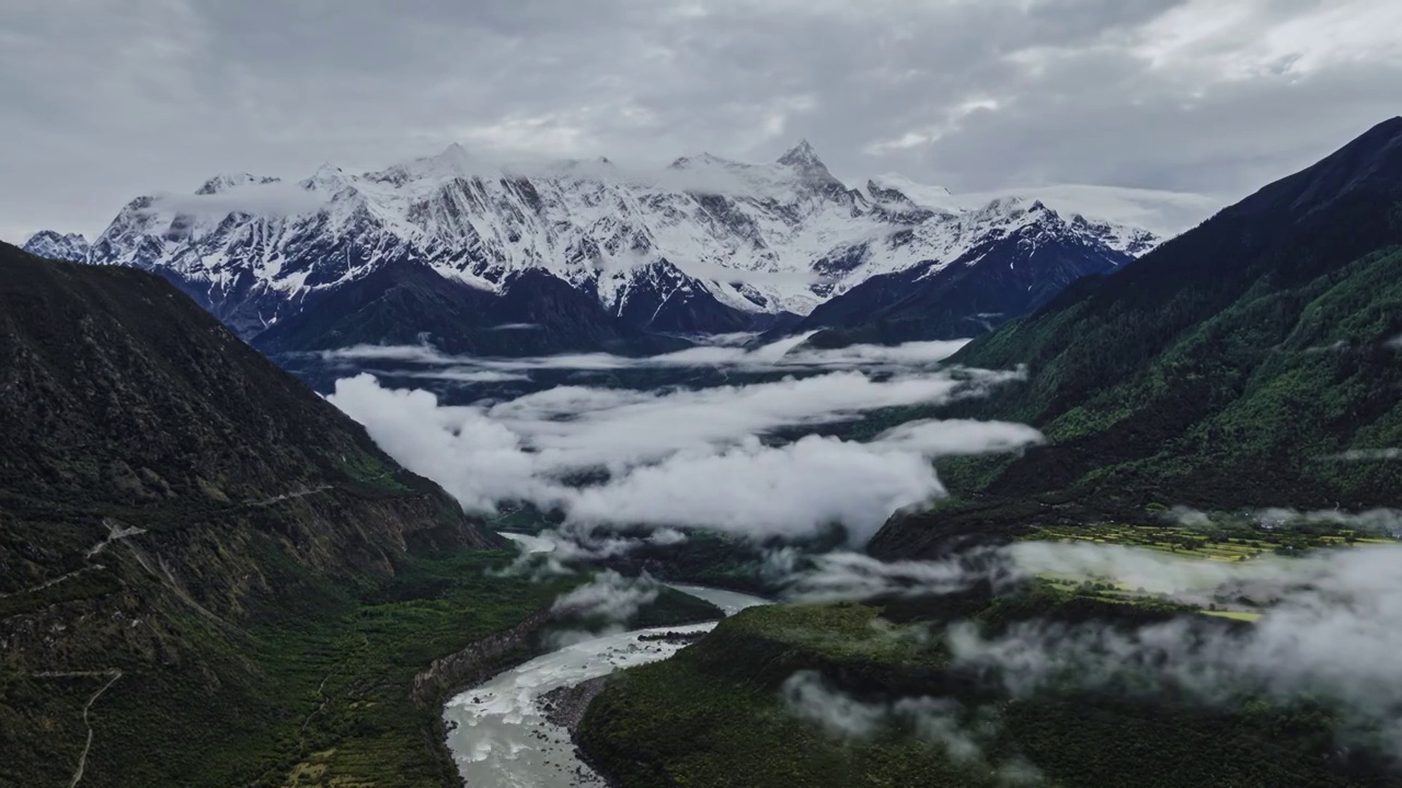 航拍雅鲁藏布江大峡谷和南迦巴瓦峰视频素材