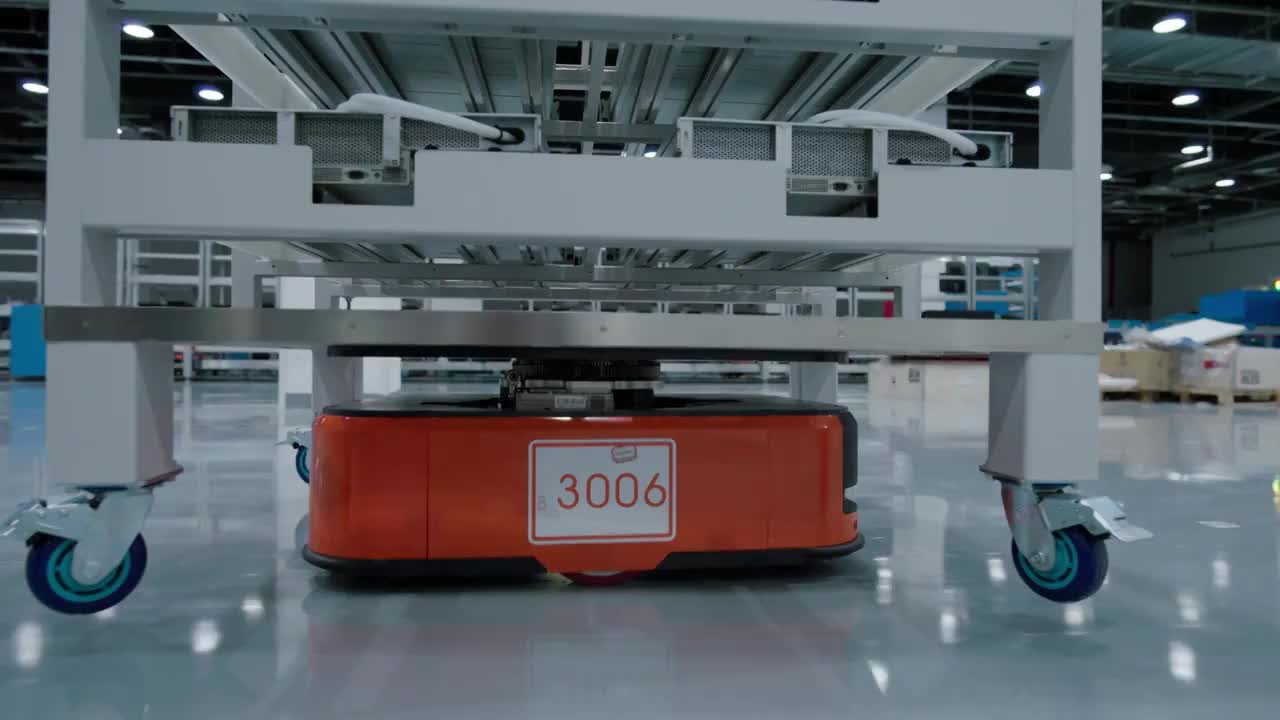 机器人在工厂里运输产品视频素材