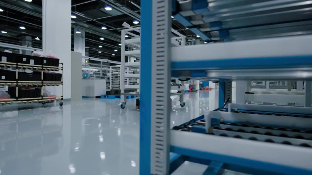 机器人在工厂里运输产品视频下载