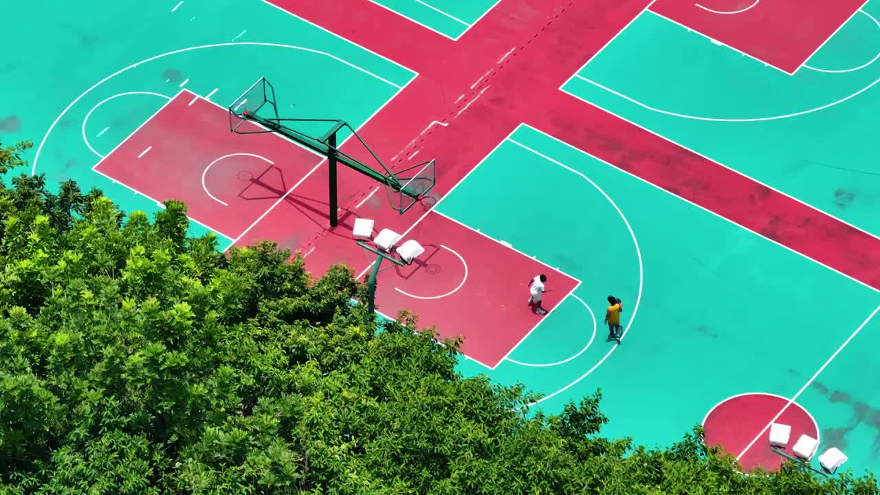 航拍篮球场打篮球运动背景视频下载