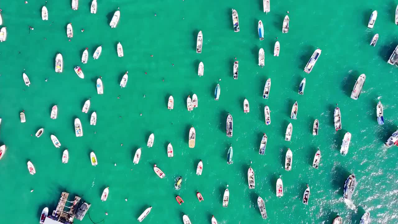 青岛栈桥海面上的快艇俯拍鸟瞰视角视频下载