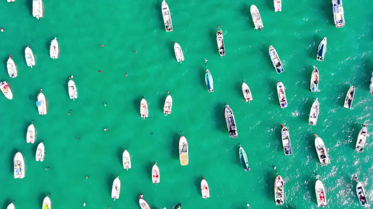 青岛栈桥海面上的快艇俯拍鸟瞰视角视频下载