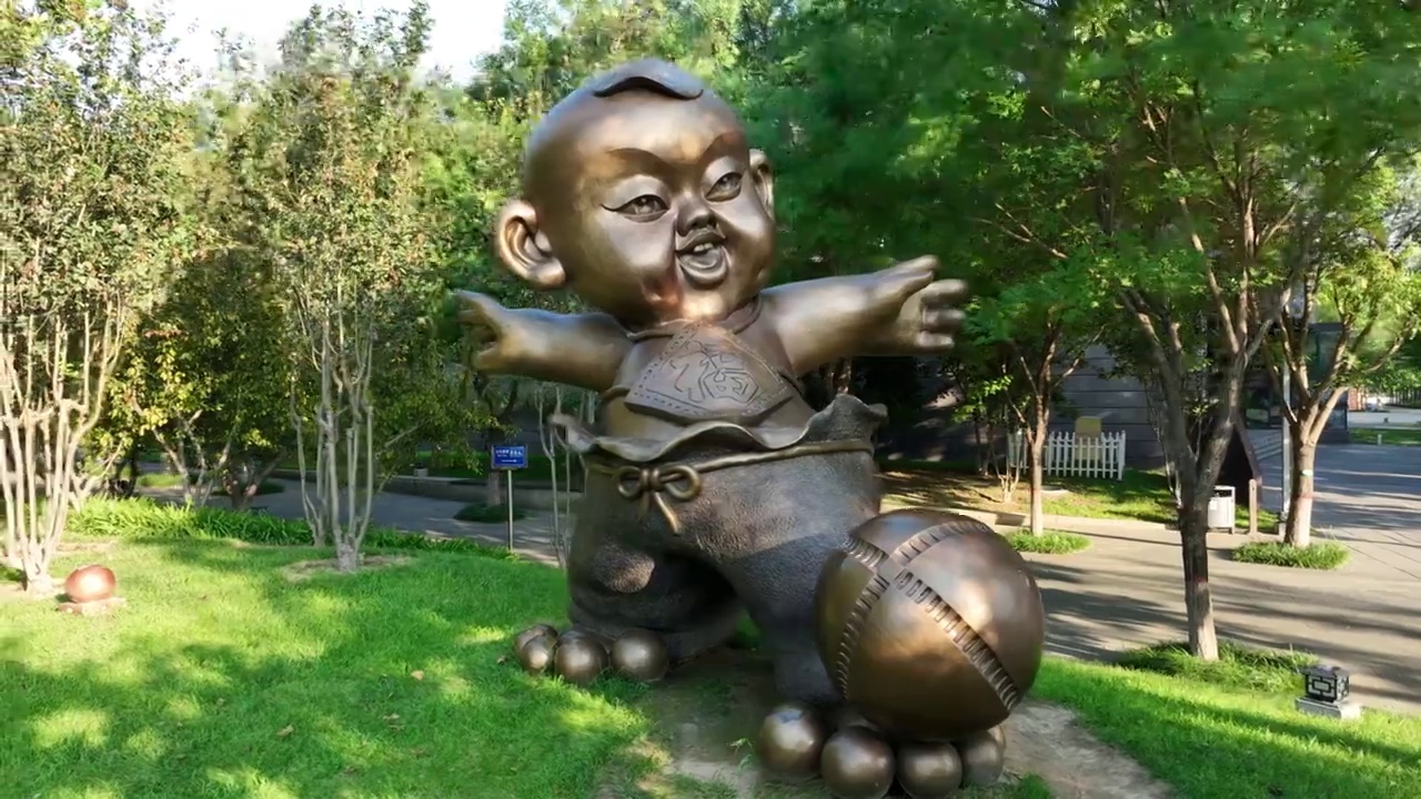 中国山东淄博临淄区足球博物馆蹴鞠娃雕塑视频下载
