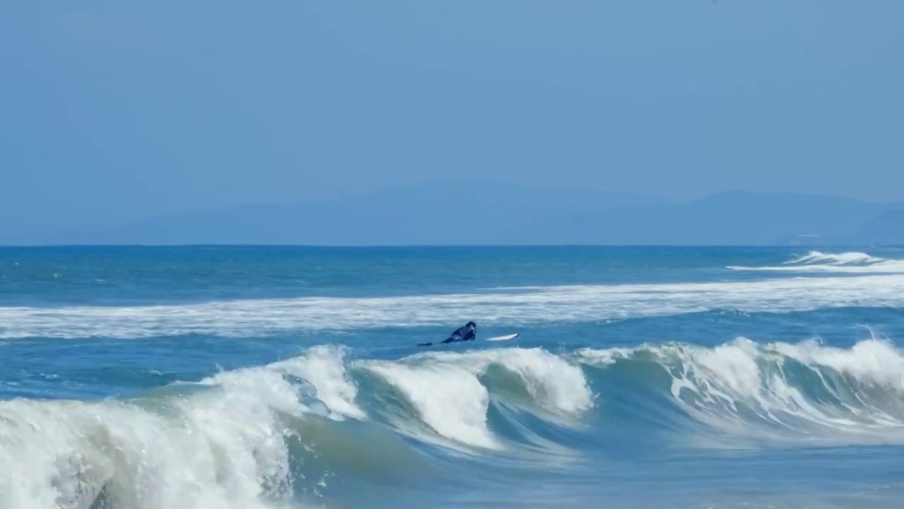 4K拍摄海南万宁石梅湾海上运动员冲浪视频素材