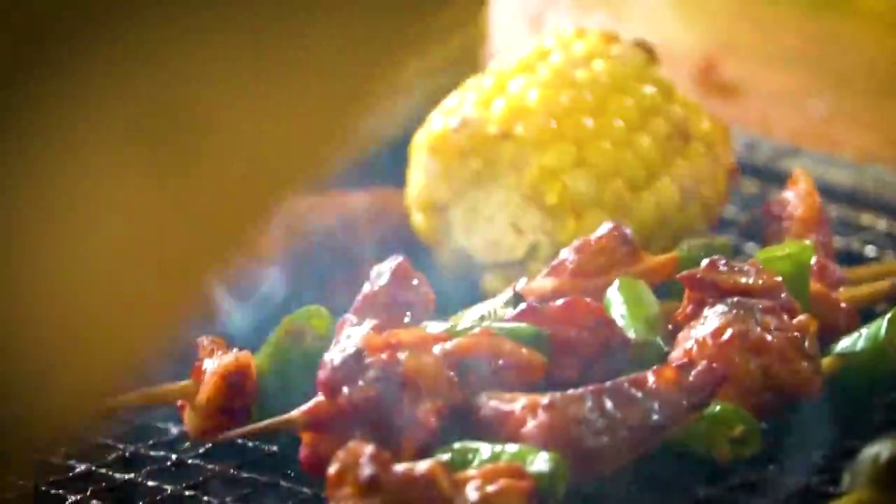 美味烧烤街边小吃淄博烧烤碳烤冒烟视频视频素材