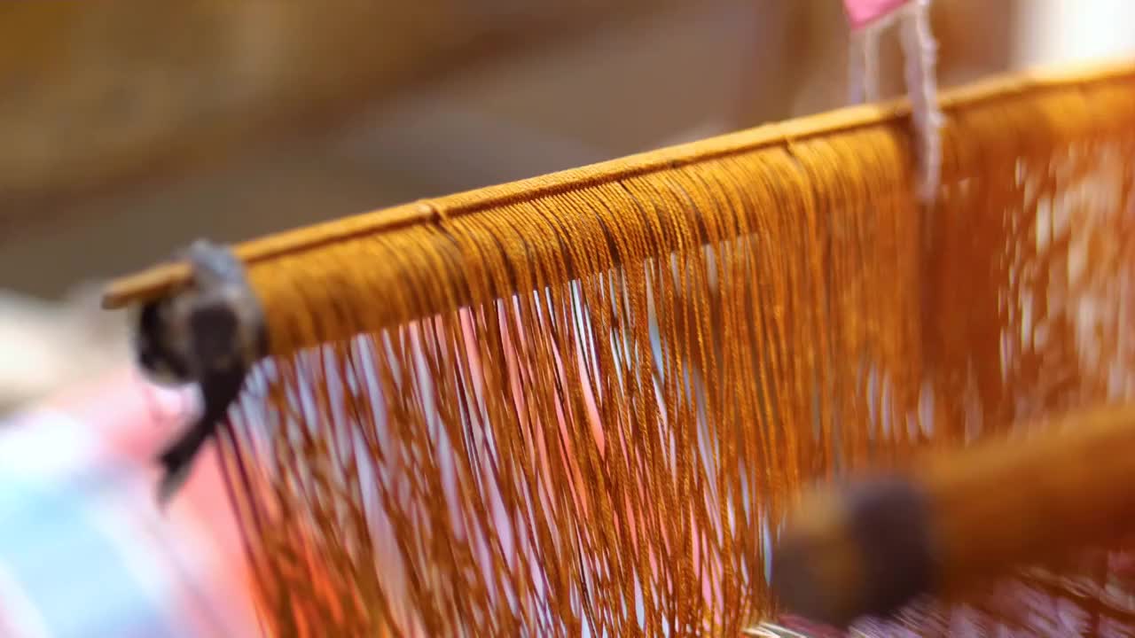 传统古老木制手工织布机传承千年纺织文化民间民俗织造技艺浓郁乡土气息智慧结晶非遗文化工艺文化内涵手工艺视频下载