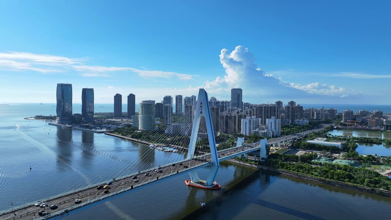 海南省海口市世纪大桥 夏日里蓝天白云下的城市风光视频下载