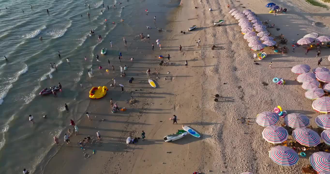 航拍广西北海涠洲岛海边度假玩耍人群视频下载