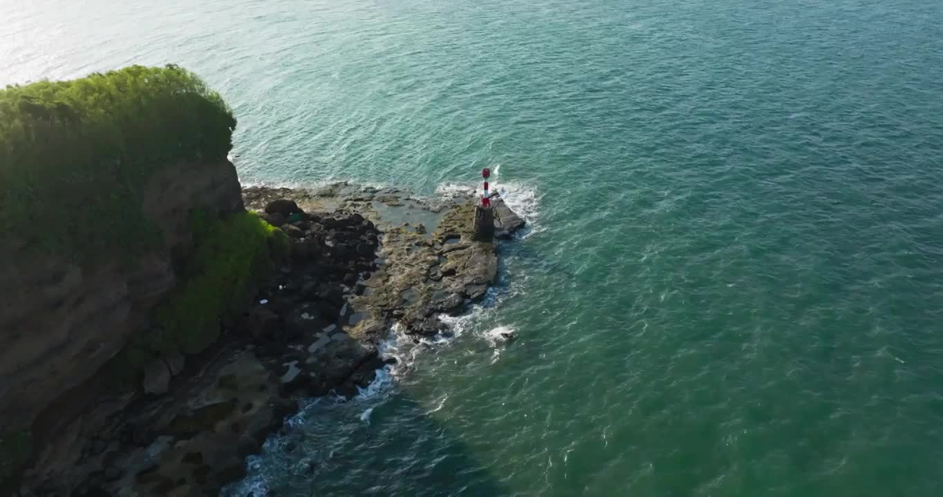 航拍广西北海涠洲岛灯塔海岸线视频下载