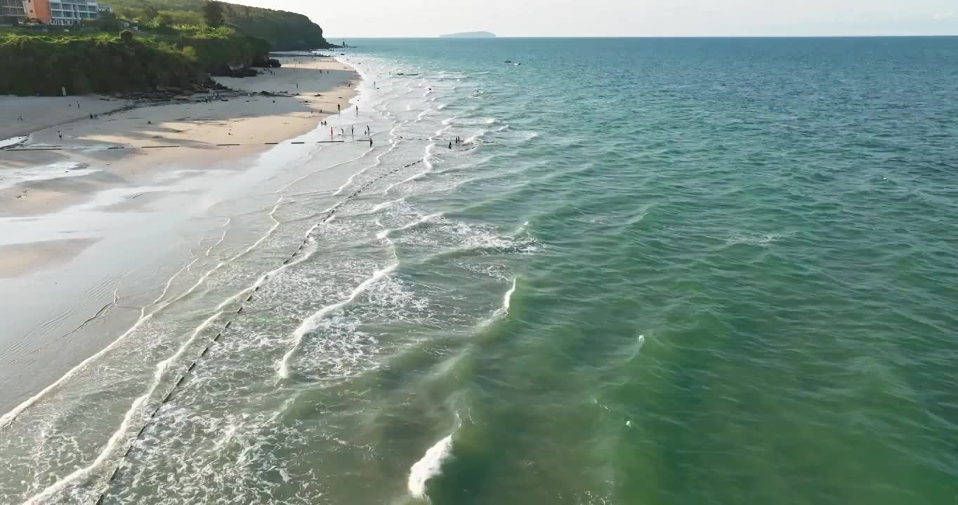 航拍广西北海涠洲岛海岸线视频下载