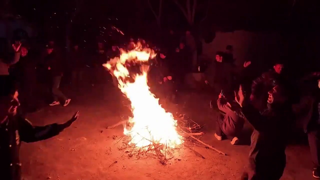 篝火晚会，帕米尔高原的夜晚，火堆旁的人们视频下载