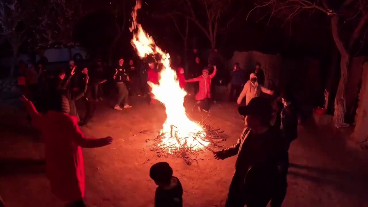 篝火晚会，帕米尔高原的夜晚，火堆旁的人们视频下载