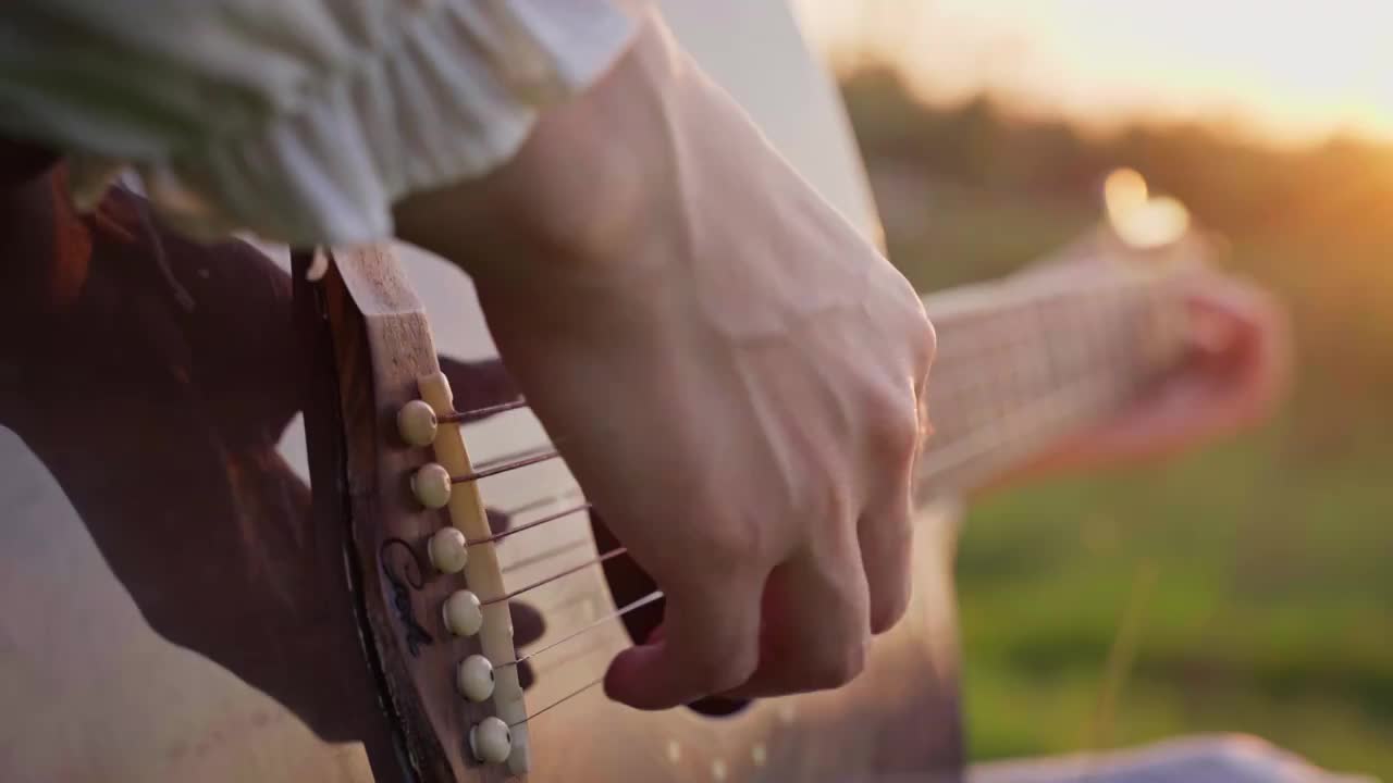 草地上弹吉他的女孩视频下载