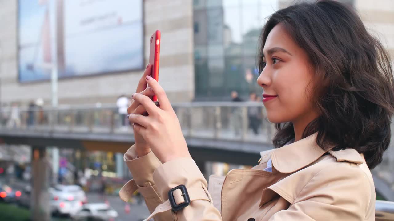 成都城市街头用手机拍照的年轻美女视频下载