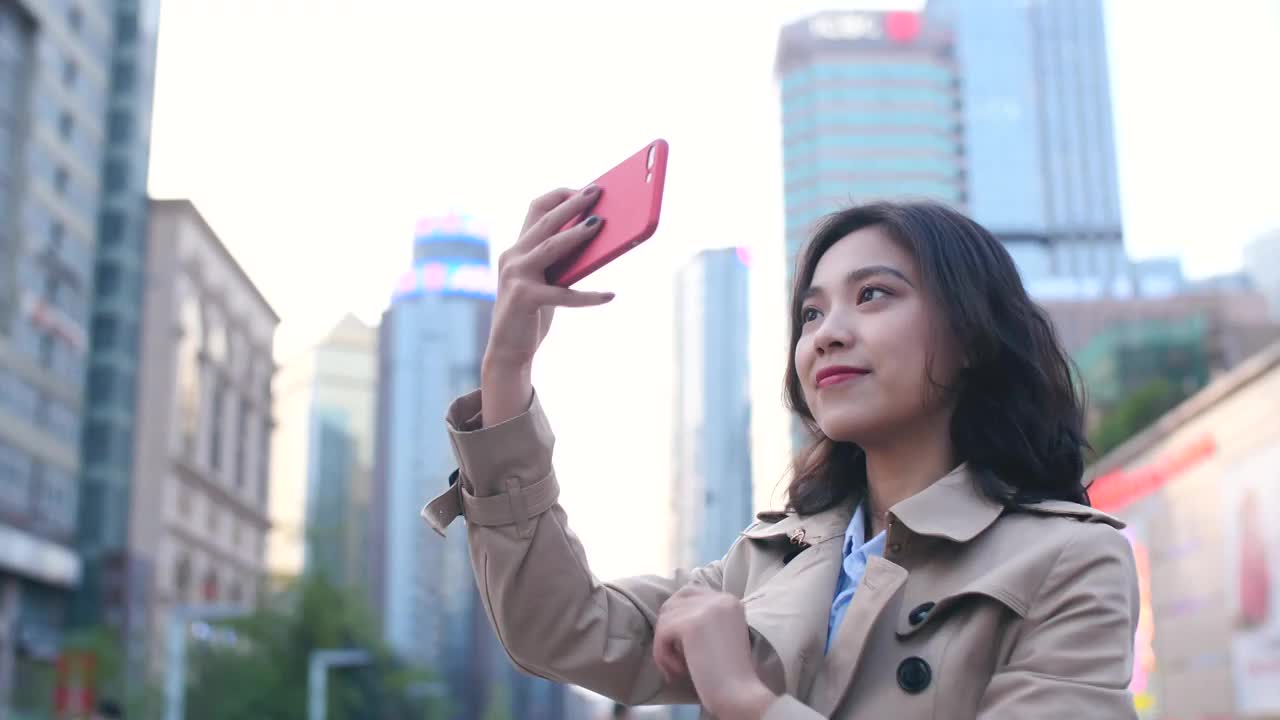 成都城市街头用手机拍照的年轻美女视频素材