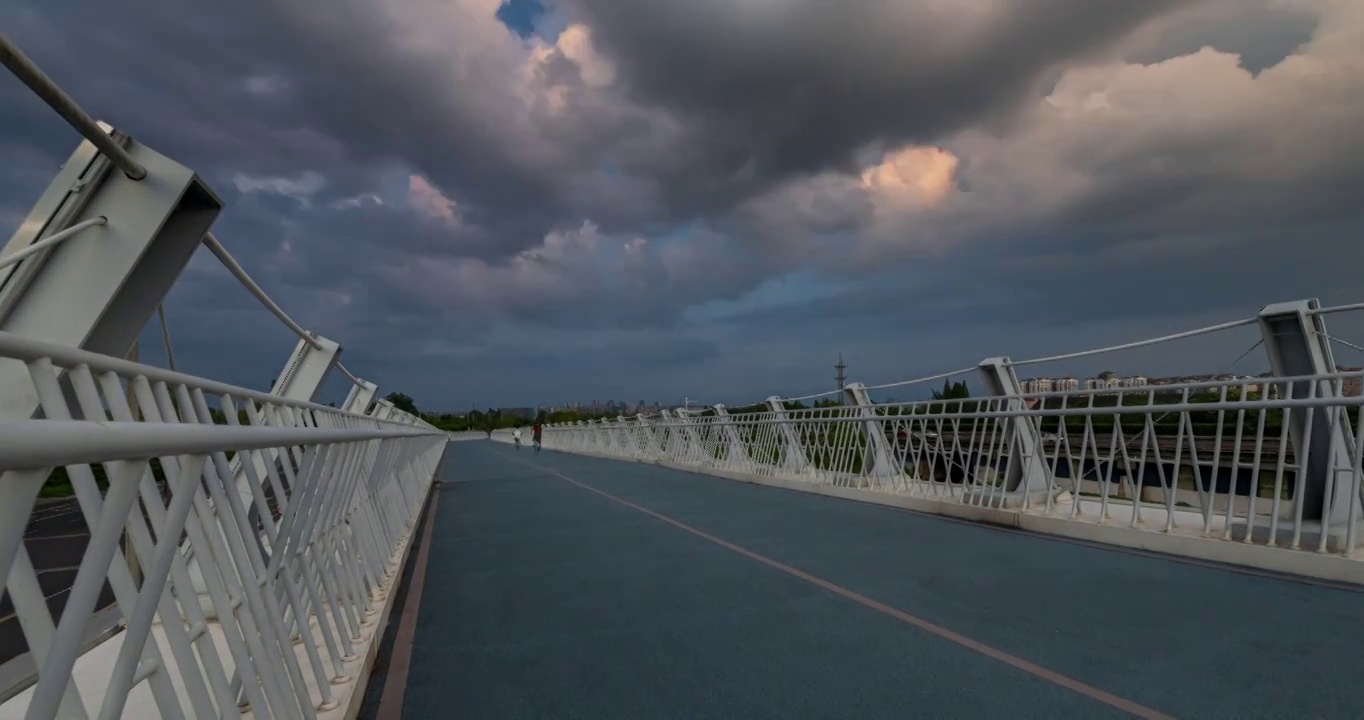 位于成都武侯区文昌路的天府绿道--望山桥上，黄昏时不少市民骑行锻炼视频下载
