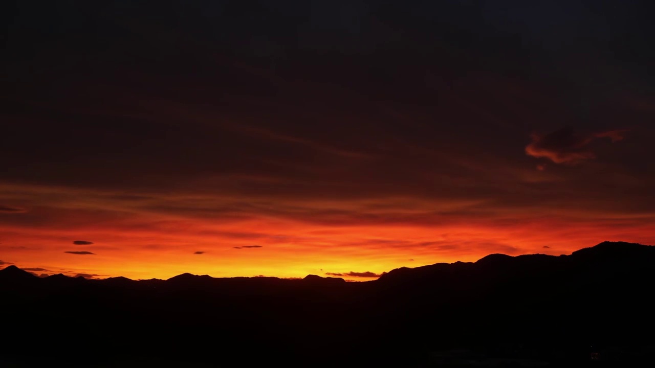 日落时红色的天空，橙色，晚霞的延时摄影，红色的天空视频下载