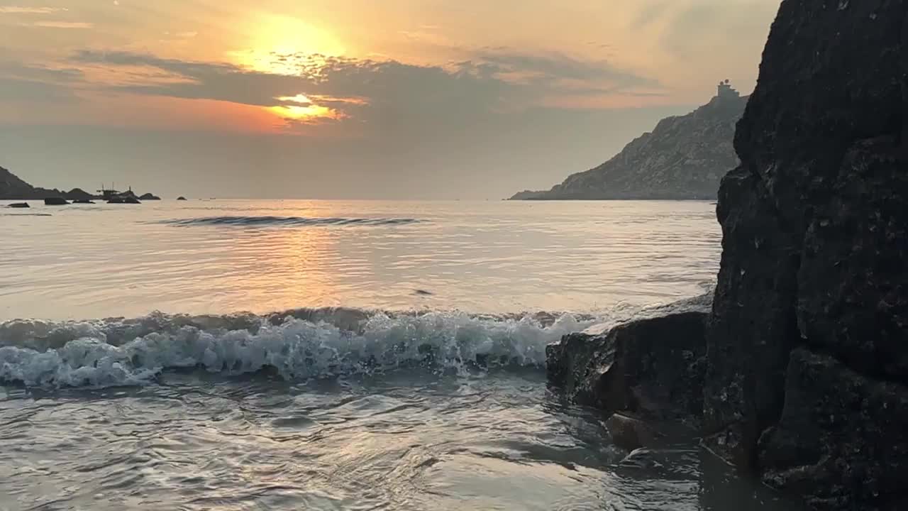 海边的浪花，日出时的海浪，海浪拍打海岸的瞬间视频素材