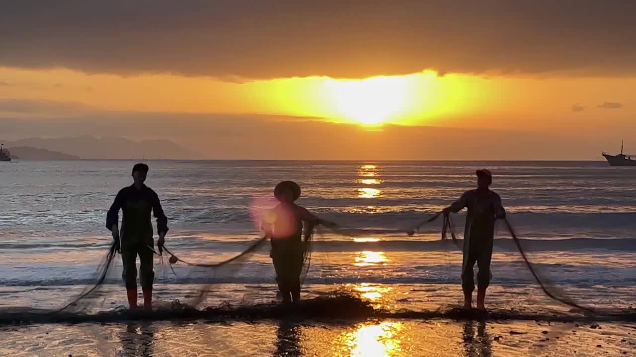 日出时，渔民抛网，霞浦县北兜海滩视频下载