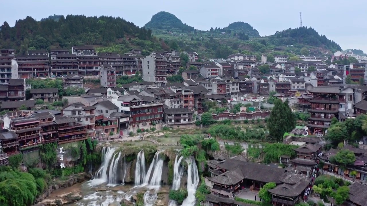 芙蓉镇，湘西的古建筑，河流穿城而过的城镇，烟雨湘西视频下载