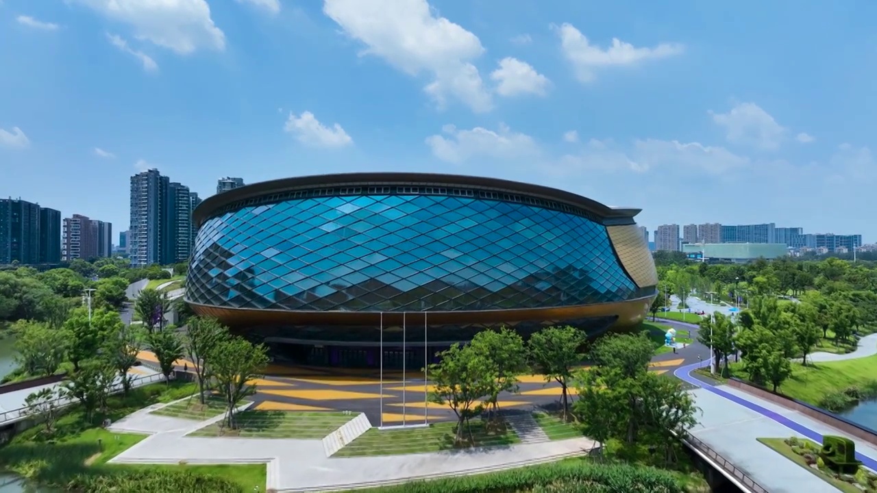 航拍夏天蓝天白云下的亚运公园乒乓球场馆建筑风景视频下载