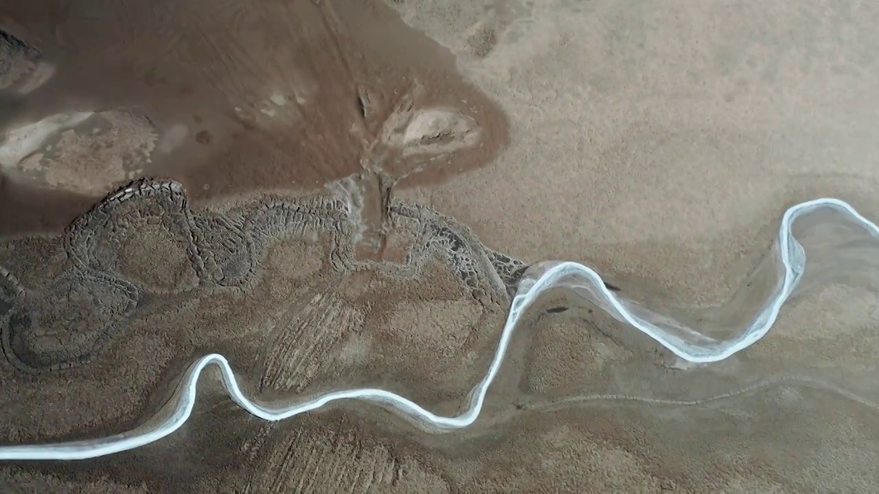 戈壁中的盐河，河流弯曲的线条，柴达木盆地的河流视频下载