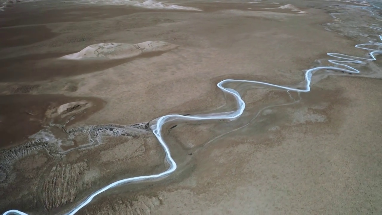 戈壁中的盐河，河流弯曲的线条，柴达木盆地的河流视频下载