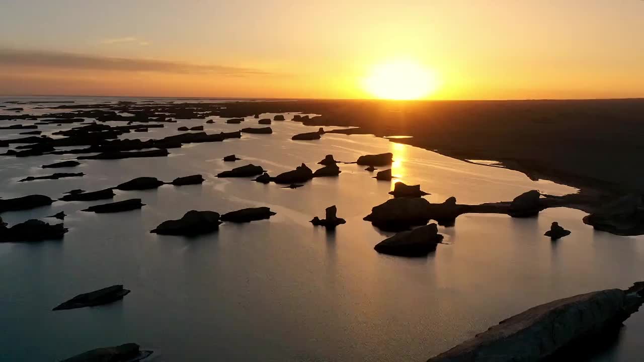 日落时的水上雅丹，夕阳下的雅丹，湖水中的岛屿，西北的夕阳视频下载