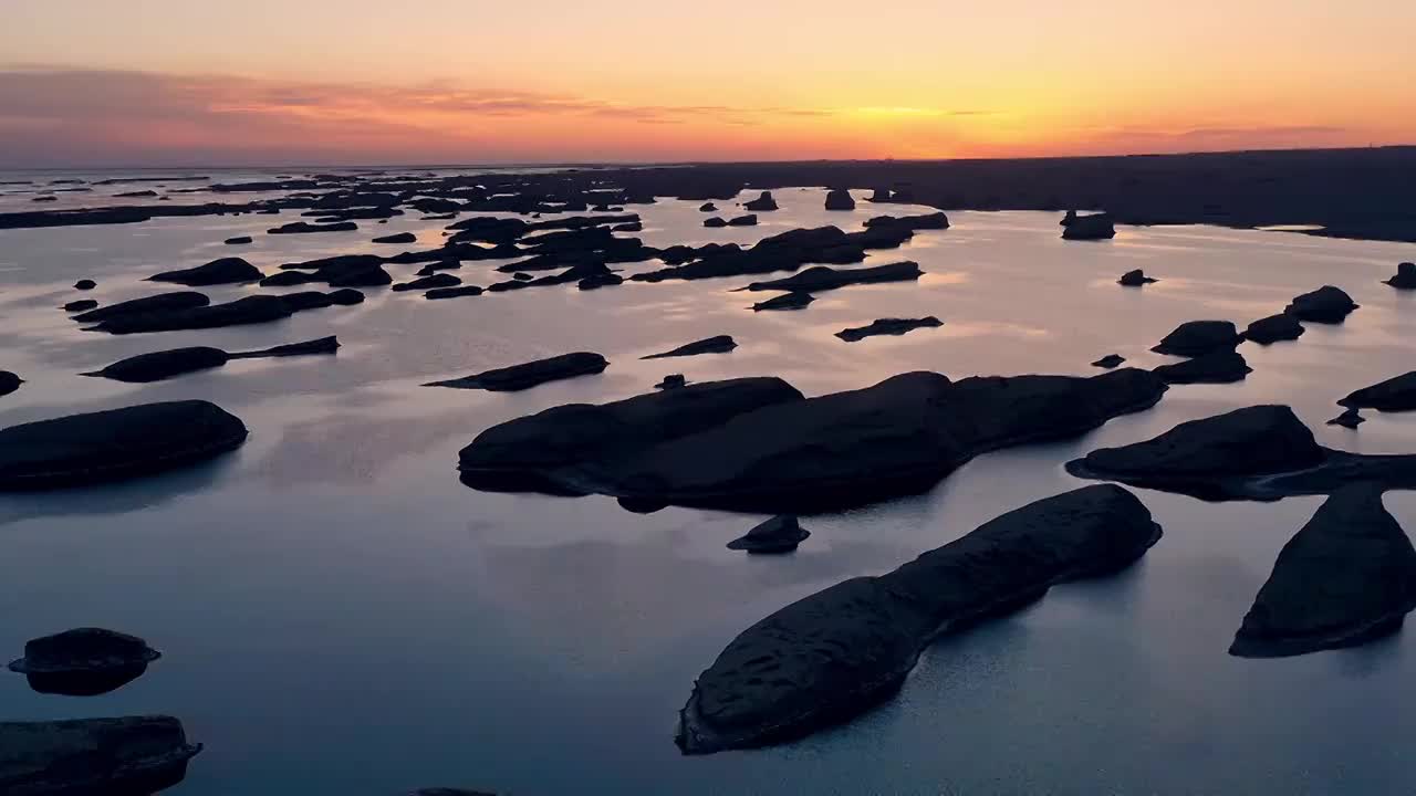 日落时的水上雅丹，夕阳下的雅丹，湖水中的岛屿，西北的夕阳视频下载