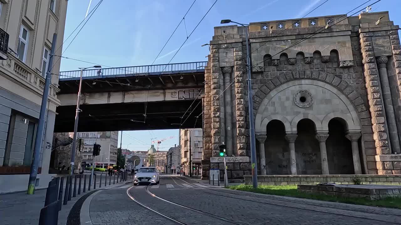 欧洲的有轨电车，塞尔维亚城市街道的有轨电车，欧洲清晨的街头视频下载