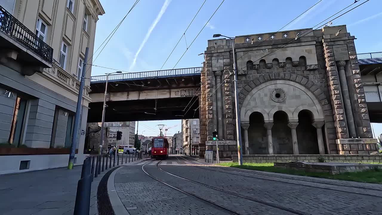 欧洲的有轨电车，塞尔维亚城市街道的有轨电车，欧洲清晨的街头视频下载