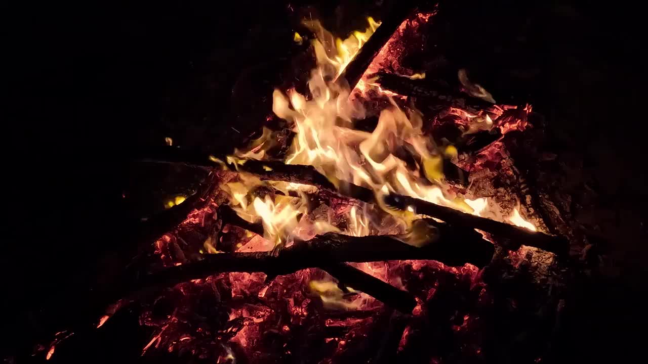 燃烧的火焰，正在燃烧的木柴，黑夜里的亮光视频下载