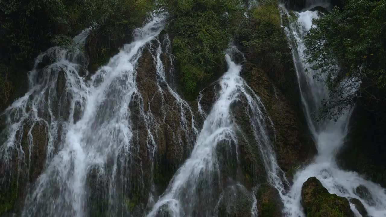 贵州荔波小七孔景区的瀑布视频素材